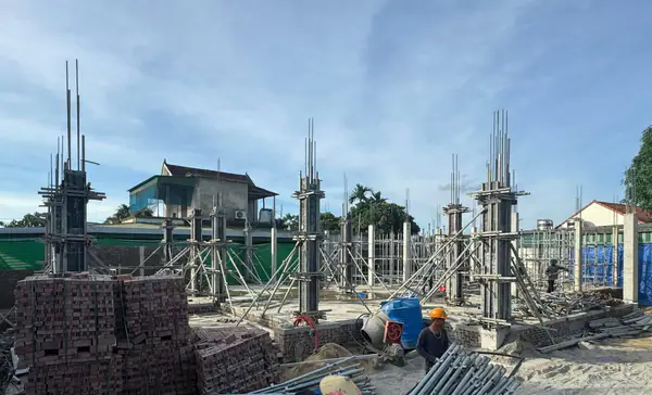 Thi công cột và thép chờ tầng một